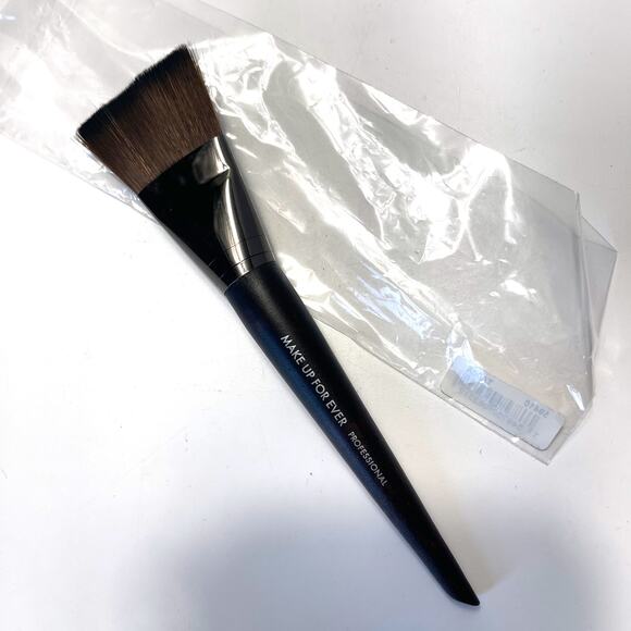 MAKE UP FOR EVER New Body Foundation Brush Medium 410 Straight - Picture 1 of 6